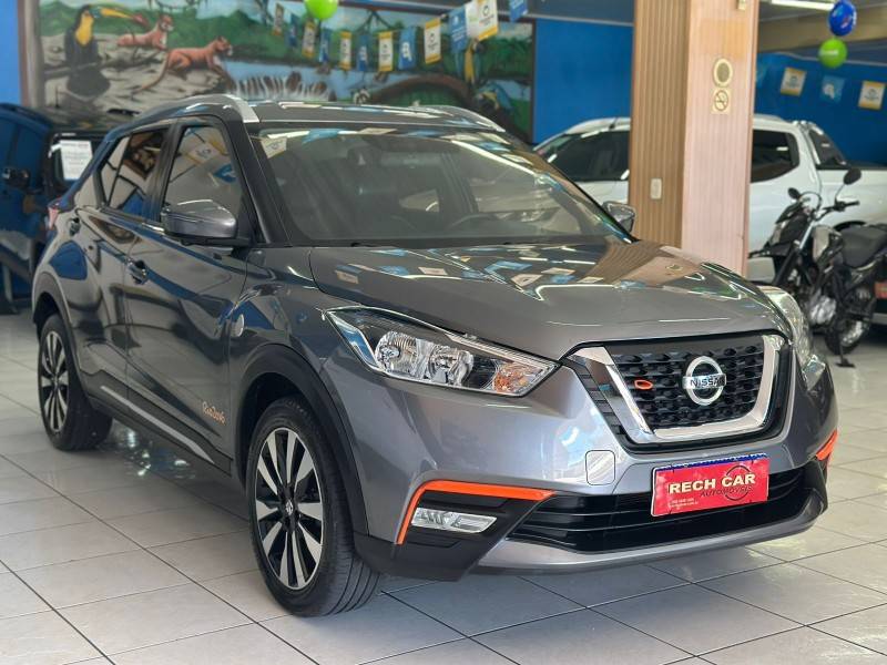 NISSAN - KICKS - 2016/2017 - Cinza - R$ 81.900,00