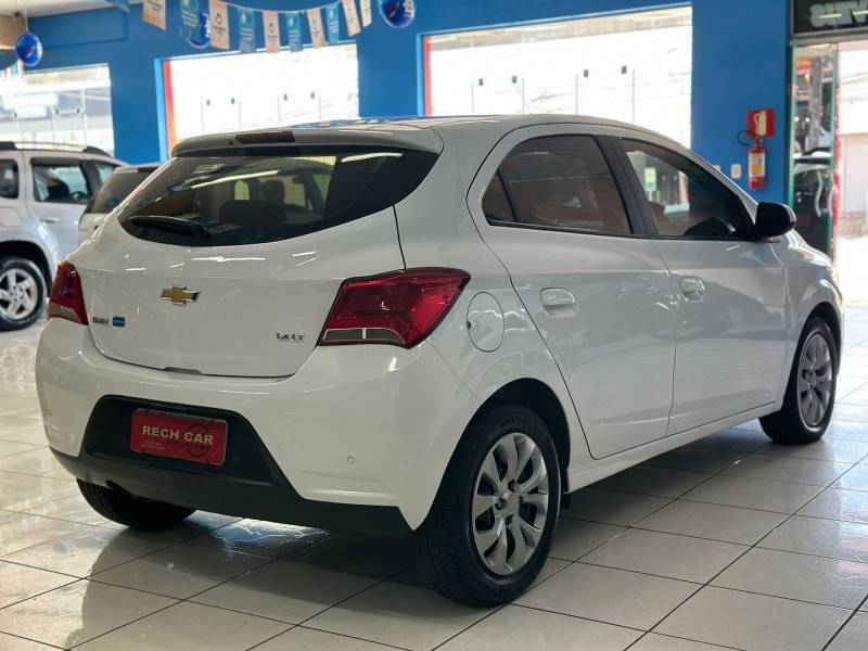 CHEVROLET - ONIX - 2018/2018 - Branca - R$ 57.900,00