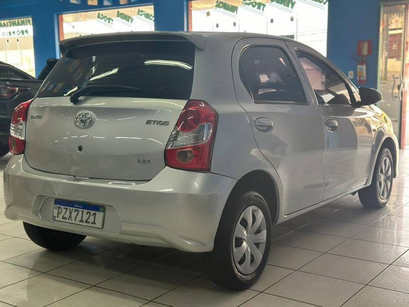 TOYOTA - ETIOS - 2018/2018 - Prata - R$ 54.900,00