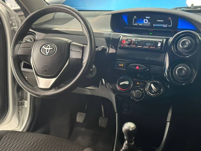 TOYOTA - ETIOS - 2018/2018 - Prata - R$ 54.900,00